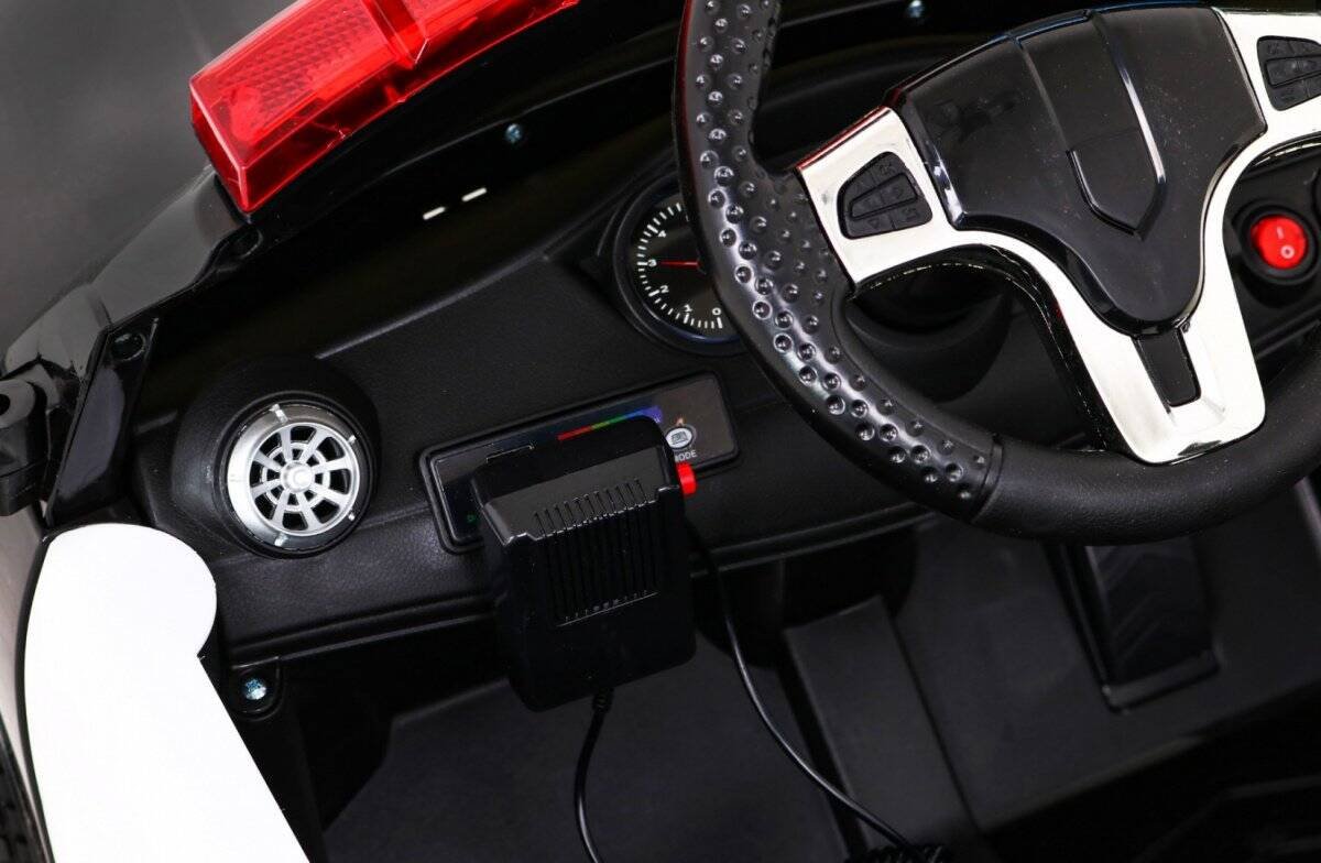 Mașinuță electrică pentru copii, interior cu volan și panou de control pentru joacă și aventură.