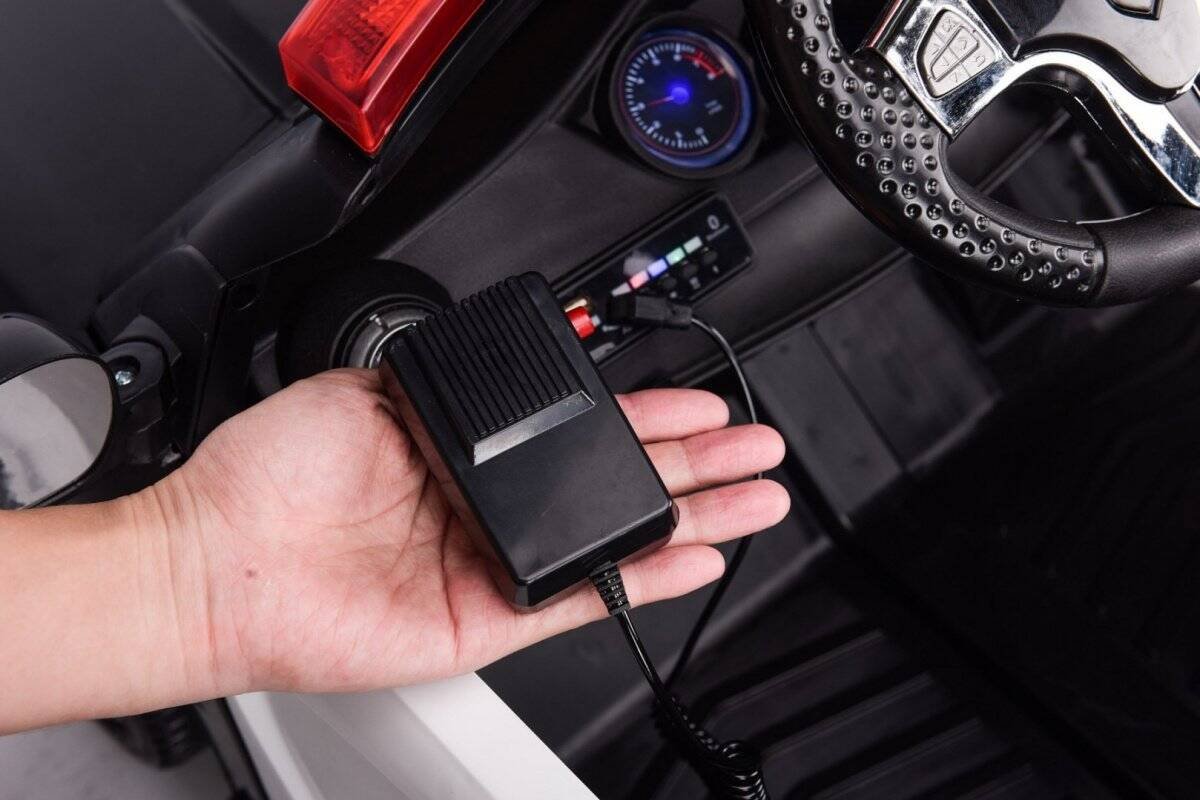 Adaptor pentru încărcare mașină electrică, conectat la bordul mașinii electrice.