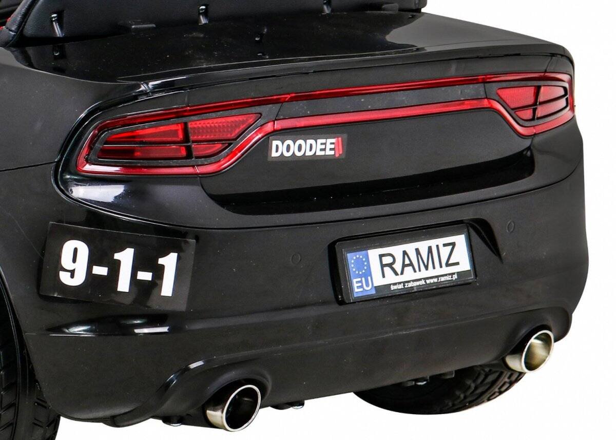 1. Două faruri LED moderne pe mașină sport neagră, stil agresiv, indicații de viteze.