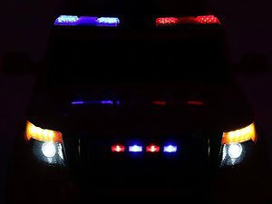 Mini mașinuță de jucărie cu lumini LED colorate, perfectă pentru joacă și decor în camera copilului.