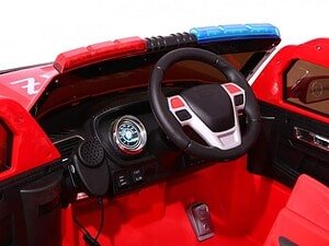 Mașină electrică pentru copii, interior realist și design atractiv pentru joacă sigură.