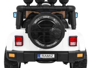 1. Masina jucarie electrică pentru copii, design realist și durabil, ideal pentru joacă în curte.