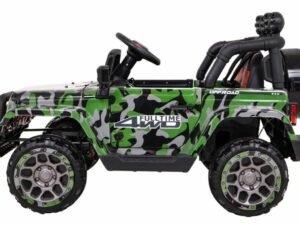 Mașină electrică pentru copii, model off-road cu design camuflaj verde și negru.