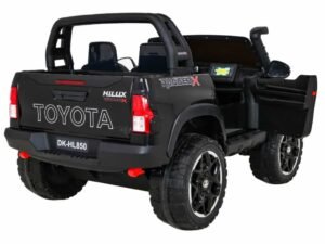Mașină electrică pentru copii, în stil pickup Toyota Hilux, culoare neagră, perfectă pentru joacă în aer liber.