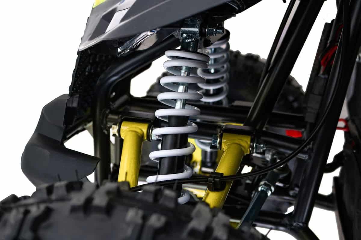 Suspensie robuste pentru vehicule off-road, ideale pentru aventuri în natură.