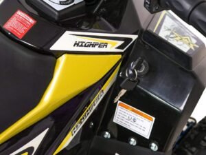 1. Jucarie pentru copii, mașinuță electrică cu design sportiv și culori vibrante.