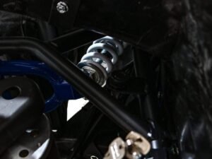 Suspensie și componente metalice ale vehiculului, detaliu motor sport.