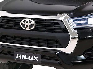 Toyota Hilux, mașină robustă și durabilă, perfectă pentru teren accidentat și activități off-road.