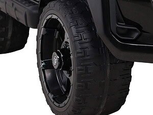 Roti de jucarie pentru mașini electrice, detaliu cu anvelope negre stil off-road, pentru copii.