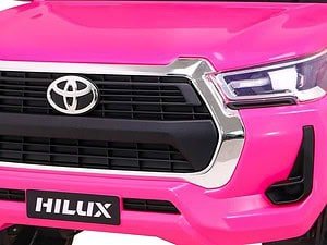 Mașină electrică pentru copii, model Toyota Hilux, culoare roz vibrantă, pentru joacă și distracție în siguranță.