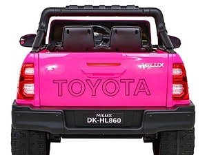 1. Mașină de jucărie SUV roz cu logo Toyota și număr de înmatriculare negru.