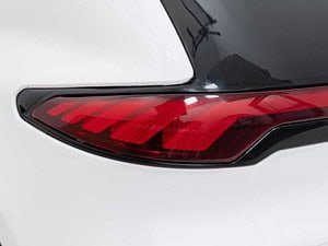 1. Stopuri spate auto sportiv, design modern și lumină roșie intensă.