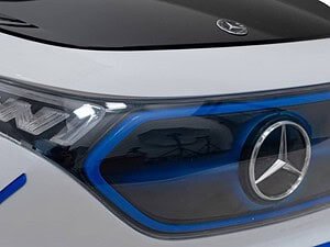 Mașina Mercedes, detaliu far și emblemă, evidențierea designului auto de lux.