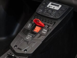 1. Comandă de mașină cu protecție roșie pentru schimbarea vitezelor și controlul vehiculului.