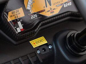 1. Panou de bord cu display digital și indicator de viteză la 226 km/h.