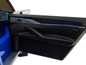 Jucărie mașină electrică pentru copii, design realist și sigur pentru joacă în exterior și interior.