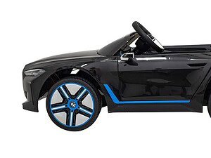 Mașinuță electrică pentru copii, model BMW, culoare negru cu albastru, perfectă pentru joaca celor mici.