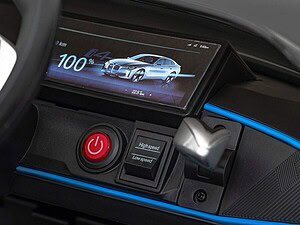 1. Baterie de mașină electrică încărcată la 100% pe tabloul de bord modern.