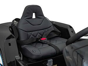 Centru de joacă pentru copii, mașinuță electrică cu scaun auto - siguranță și distracție.