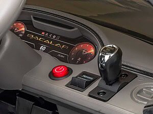 1. Bord digital de bord cu design modern și logo Lamborghini Aventador.