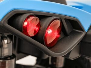 Lumini roșii ale unui vehicul de jucărie, detaliu detaliat și clar.