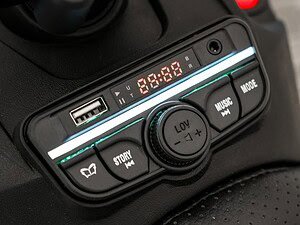 Radio auto digital, control audio mașină cu display și butoane.