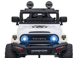 Mașinuță electrică pentru copii, model off-road, cu faruri și design realist, perfectă pentru joaca în aer liber.