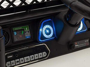 1. Bord cu instrumente de bord și sistem de navigație auto moderne.