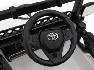 Pilota Toyotas pentru copii, realist și detaliat, ideal pentru joacă și dezvoltare.