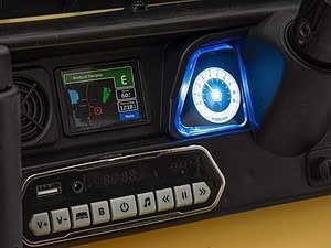 1. Panoul de bord al mașinii cu indicatori digitali și ceas, vedere detaliată.