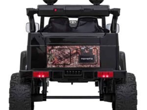 1. Mașinuță electrică pentru copii, model Toyota, design robust și sigur.