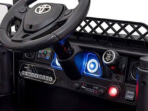 1. Tapițerie neagră cu volan și bord pentru mașinuțe electrice de copii.