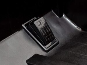 1. Buton de reglare pentru viteza în mașină, control ergonomic, siguranță și confort.