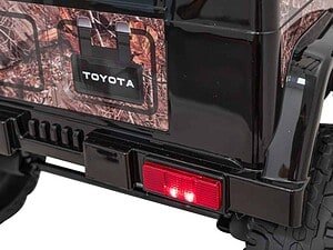 Joaca în mașina de teren pentru copii cu tematică off-road și design robust.