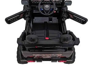 Mașină electrică pentru copii cu interior realist și scaun confortabil.