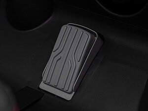 Pedal accelerație mașină, interior autovehicul, control condus, siguranță rutieră.