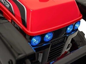 Jucarie electrica pentru copii, tractor cu lumini albastre, culoare rosie, camera de joaca.