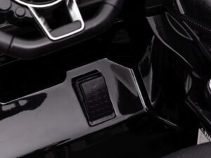 1. Interior auto negru, panou de control și ajustare.