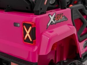 1. Jucarie auto electrică roz pentru copii cu lumini și sunete, ideală pentru distracție în aer liber.