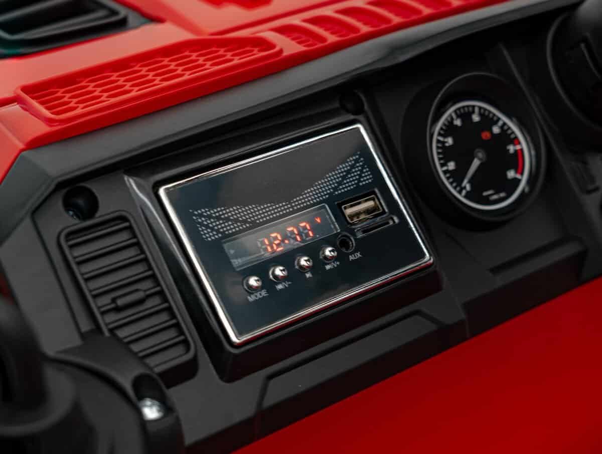 Radio vechi auto, stare bună, cu display digital și controluri accesibile; ideal pentru colecții de memorabilia auto.