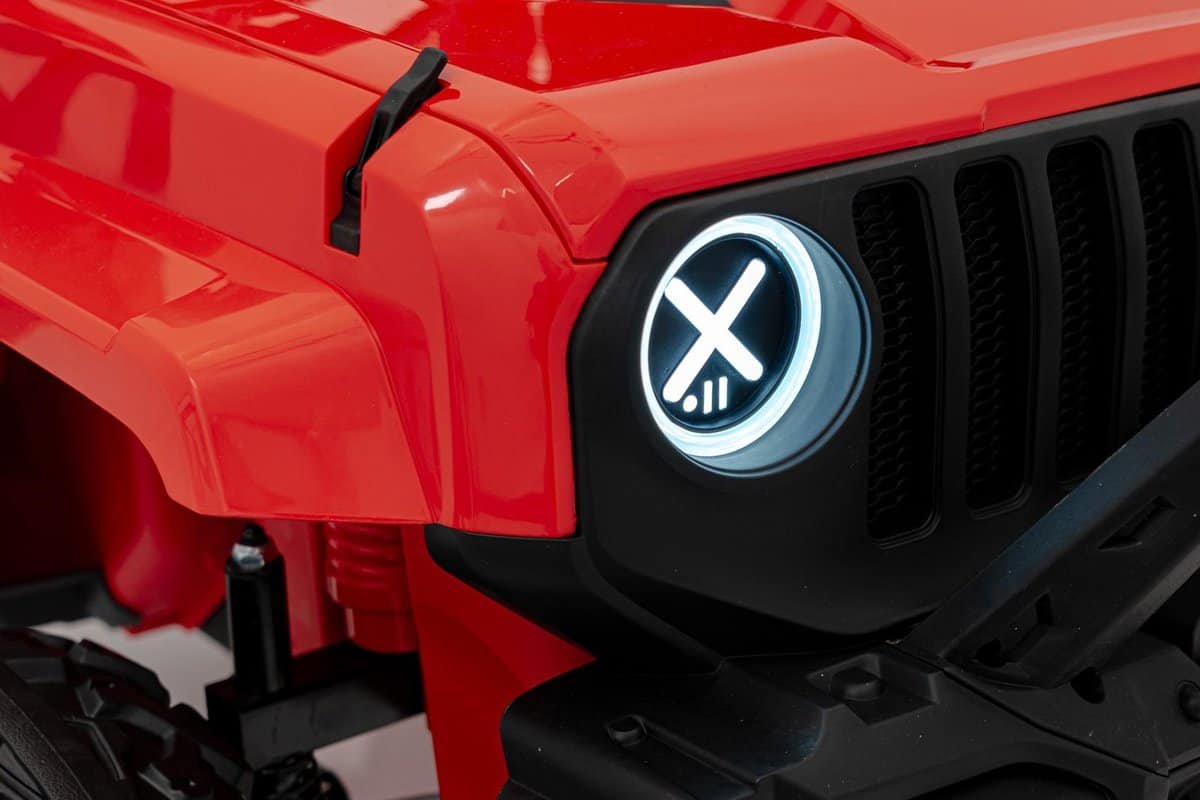Jucărie auto electrică pentru copii, model Jeep roșu, cu lumină LED și design realist.