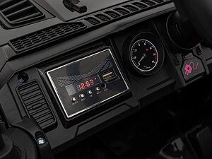 1. Timp digital în bordul mașinii cu afisaj LED și controler audio USB.