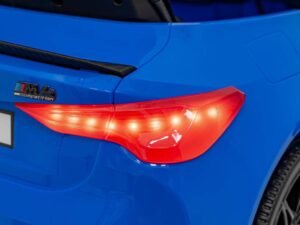 Mașină sport albastră, faruri LED și emblemă BMW M4 Competition, perfectă pentru pasionații de mașini.