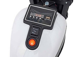 1. Panou de control pentru jucării, display digital și butoane funcționale.