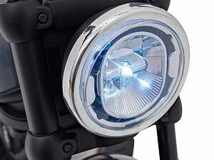 Lumină puternică pe frontalul unei jucării pentru copii sau vehicul electric pentru copii.