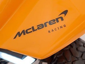 Mașină de riscare McLaren Racing galbenă, detaliu din vehicul sport de performanță.