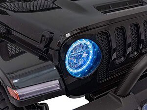 Far pe mașină cu lumină albastrie deosebită, în fața unui copil de jucarie pentru copii.