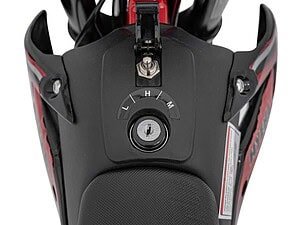 Controlul vitezei pe motocicleta sport, cu marcaje L, H, M pentru ajustarea rapidă.