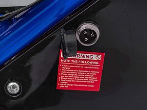 Priza de încărcare cu 3 pini pentru jucării electrice, siguranță și ușor de utilizat.