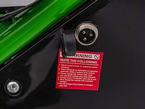 Bucată de încărcare pentru vehicul electric cu conector tip XLR, iluminată și detaliată în imagine.